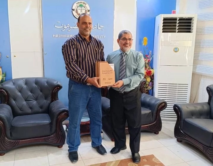  Hadhramout University President Receives the Study of Yemeni Migration – Reciprocal Impacts